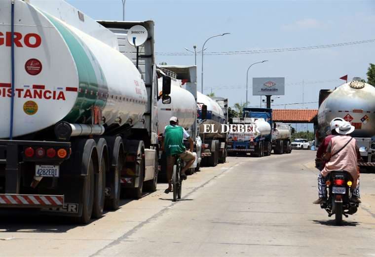 Denuncian suspensión de carguío de combustibles en Argentina y Paraguay; más de 900 cisternas bolivianas están varadas